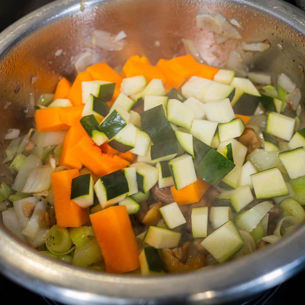 3. Crema de verduras con sofrito de castanas - rehogar verduras