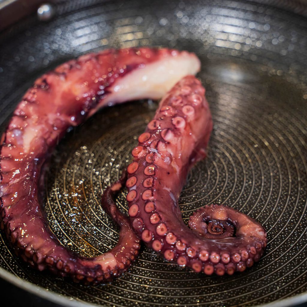 3. Pulpo con crema de castanas - dorar pulpo
