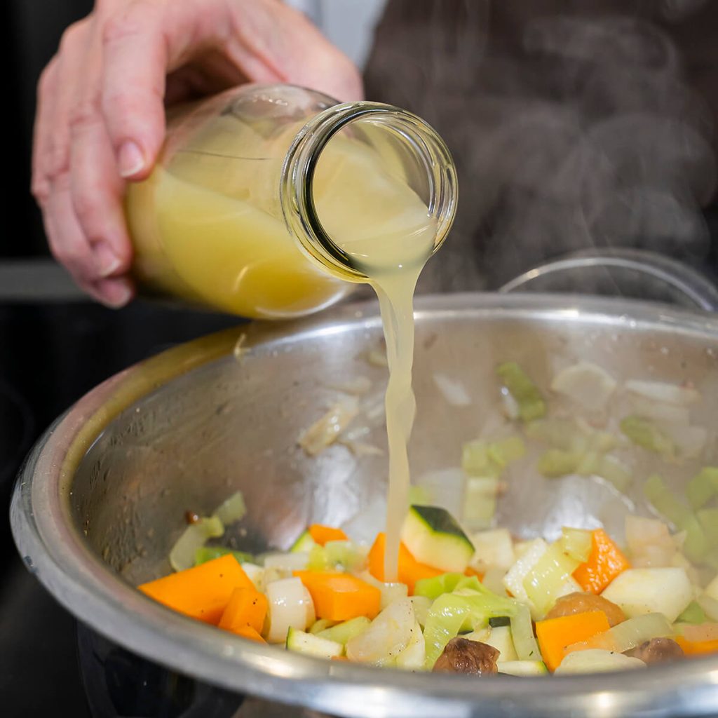 4. Crema de verduras con sofrito de castanas - incorporamos caldo