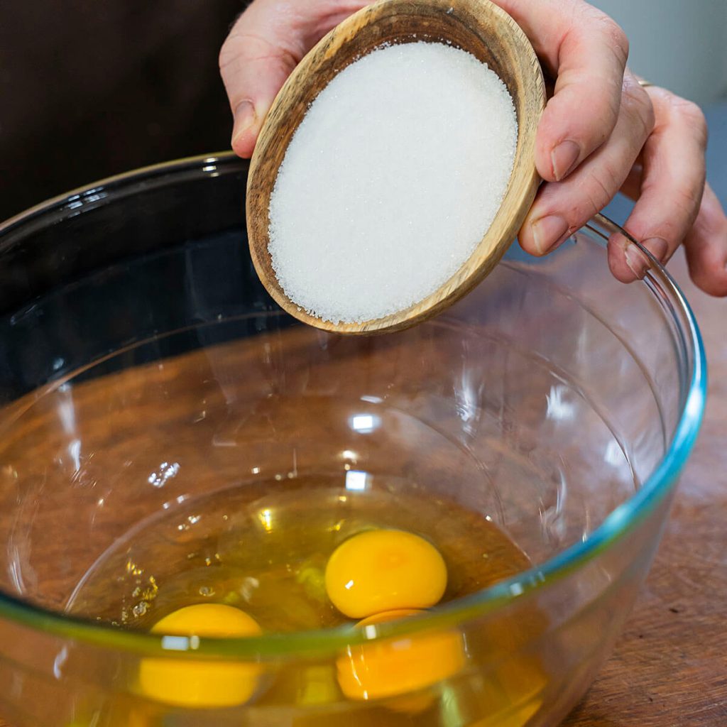5. Brownie de castanas - batir huevos