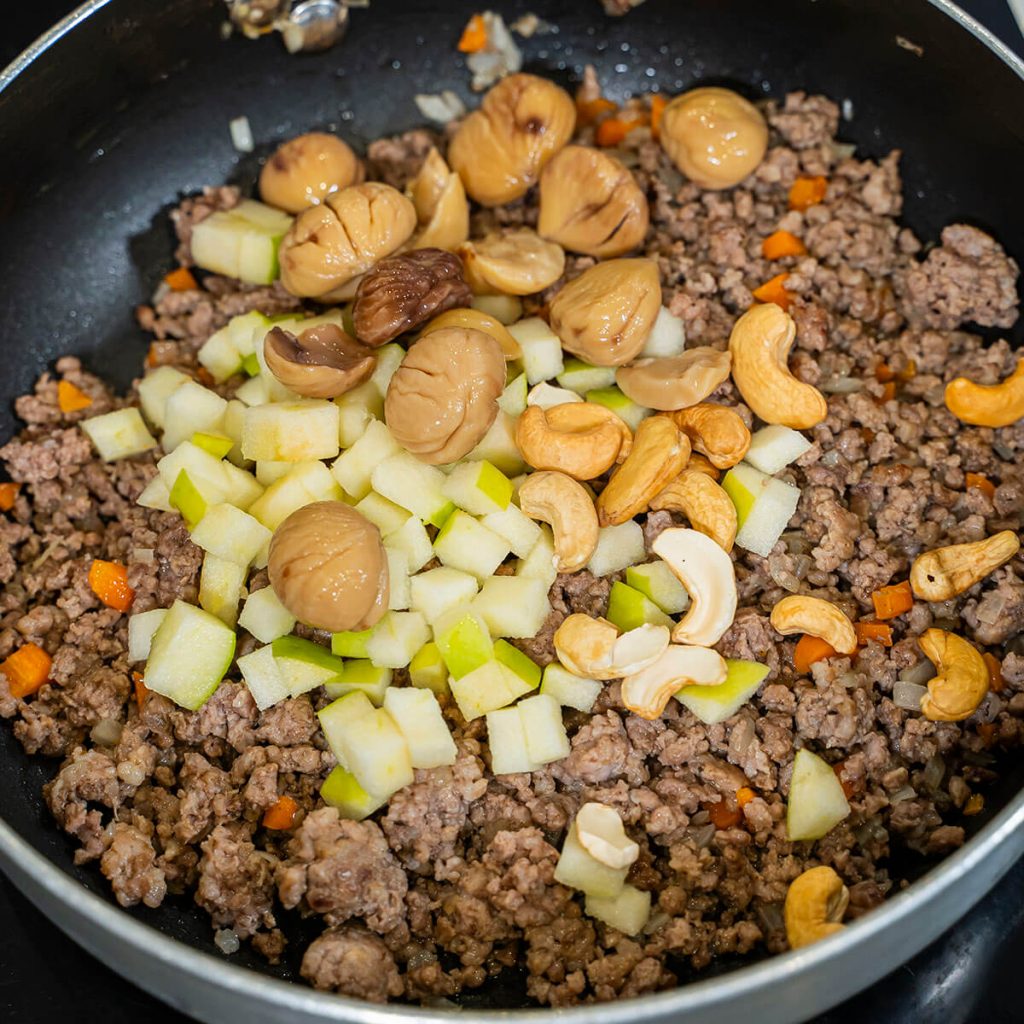 5. Pastel de carne con castanas - agregar castanas y manzana