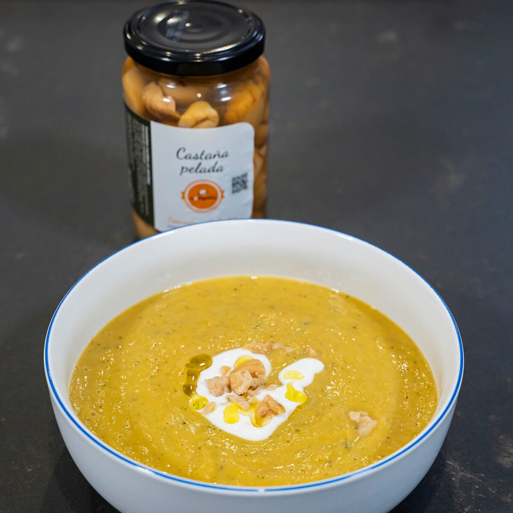 6. Crema de verduras con sofrito de castanas - emplatar